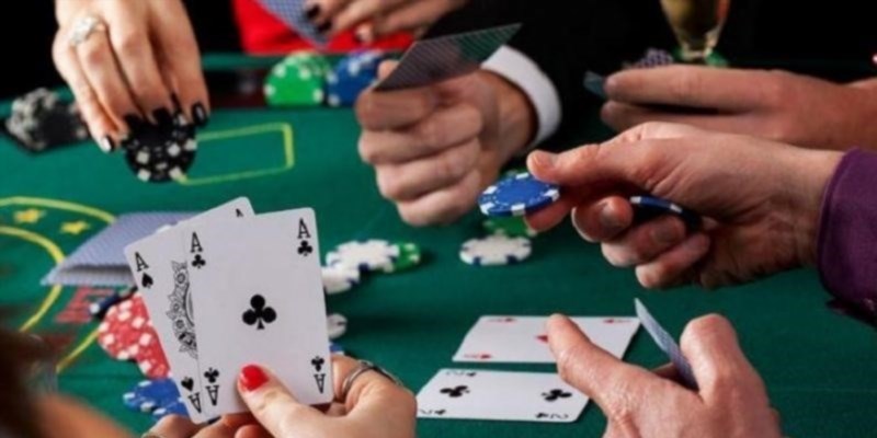 Luật chơi môn Poker là một bộ luật phức tạp, yêu cầu người chơi phải biết cách chia bài, đặt cược và xác định thứ hạng của các bộ bài. Trò chơi này thường được chơi với một bộ bài tiêu chuẩn gồm 52 lá và có nhiều phiên bản khác nhau trên thế giới.